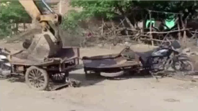 मथुरा जनपद में जुगाड़ ई रिक्शा पर चला प्रशासन का पीला पंजा