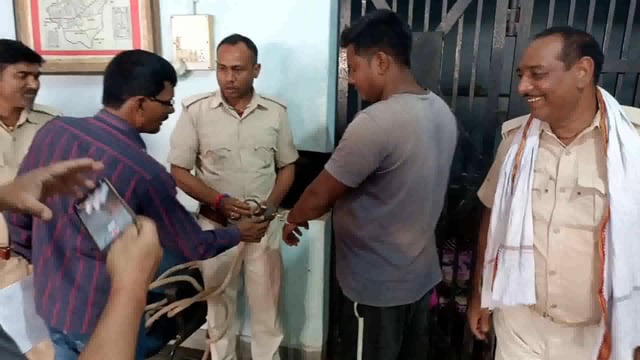 सूरजगढ़ा पुलिस ने मोहम्मदपुर गांव से एक वारंटी को गिरफ्तार कर पुलिस अभिरक्षा में भेजा गया लखीसराय जेल