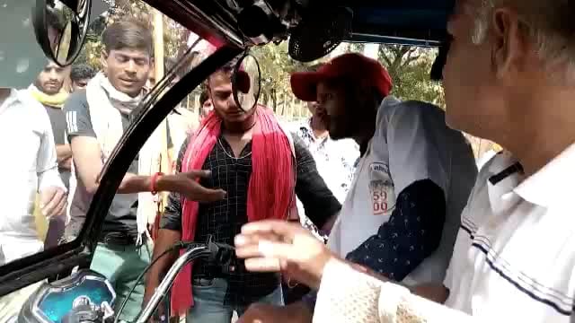 गोवर्धन में प्रशासनिक व्यवस्था के खिलाफ ई रिक्शा चालकों का फूटा गुस्सा :परिक्रमा मार्ग किया अवरूद्ध 