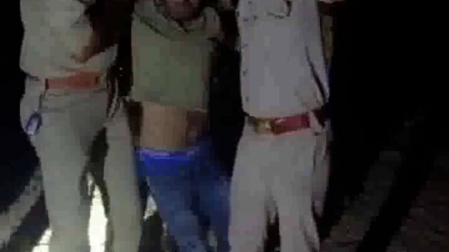 छाता शुगर मिल के निकट बदमाश व पुलिस की मुठभेड़ इस मुठभेड़ में 25000 का इनामी बदमाश घायल अवस्था में पकड़ा