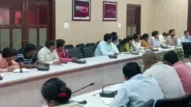 नगर निकाय के प्रभारी अधिकारी सहायक प्रभारी अधिकारियों के साथ जिला निर्वाचन अधिकारी ने की बैठक  दांयत्तो से कराया रूबरू