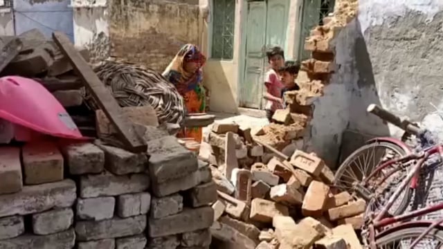 घर में घुसकर दीवार तोड़ी की मारपीट जिसका सोशल मीडिया पर वीडियो हुआ वायरल