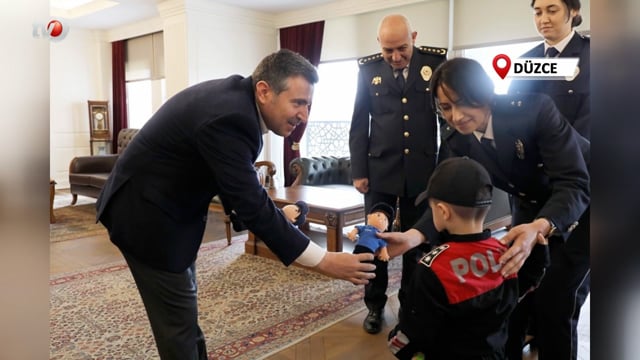 Vali Atay’dan Küçük Polise Hediye