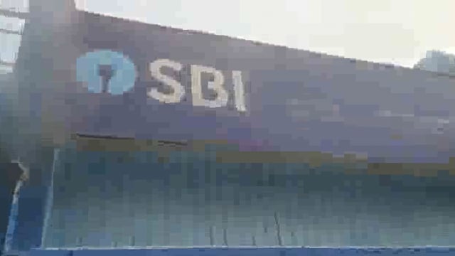 Kaushambi Jile Mein SBI Bank Mein Lagi bhishan Aag police chauki charge force maujud