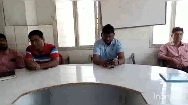 सुगौली सामुदायिक स्वास्थ्य केंद्र में चमकी बुखार की रोकथाम को लेकर चिकित्सा पदाधिकारी ने कर्मियों के साथ की बैठक।