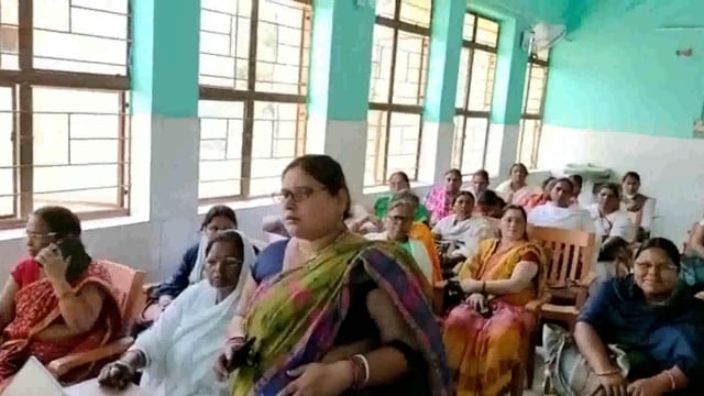 सामु0 स्वा0 केंद्र सूरजगढ़ा में साप्ताहिक बैठक में ए एन एम को वैक्सीनेशन को लेकर दिए गए आवश्यक निर्देश