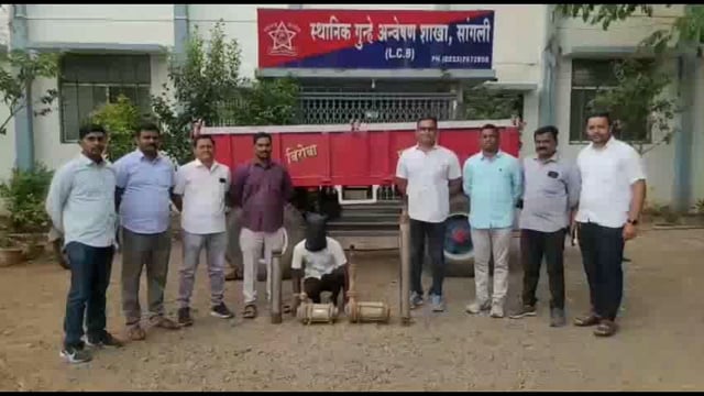 शेतकऱ्याच्या ट्रॅक्टर ट्रॉली व पाण्याच्या मोटरी चोरी करणारा चोरटा जेरबंद स्थानिक गुन्हे अन्वेषण शाखेची कारवाई