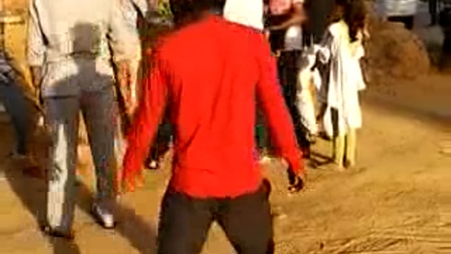 Mathura Vrindavan Mein Aaye shradhaluon se Logon Ne ki maarpeet Lathi dandon Se Kiya chotil