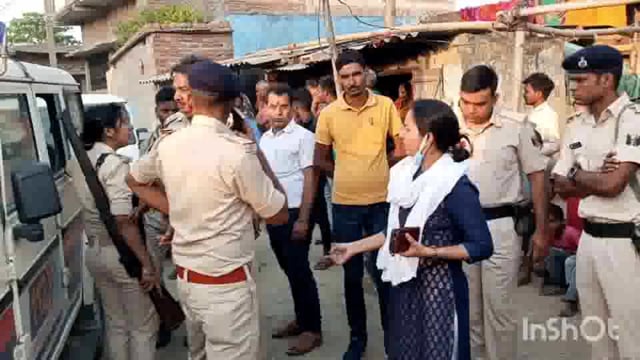 सुगौली के मधुमालती मल्लाह टोली के युवती की हुई मौत की जांच में एफएसएल और डॉग स्क्यएड की टीम पहुंची।