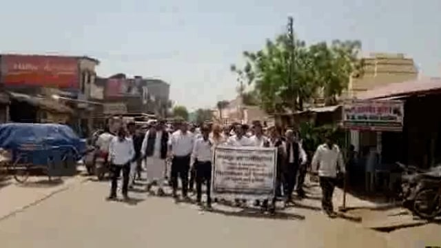कानपुर में हुए मामले को लेकर अधिवक्ताओं ने मंदिर चौराहे पर बस्ती बढ़नी मार्ग को किया जाम