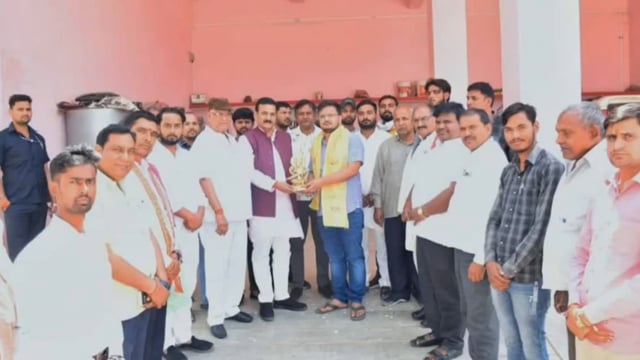 पतीला निवासी राम चौधरी को SDM पद पर चयनित होने पर पूर्व बेसिक शिक्षा मंत्री सतीश द्विवेदी ने घर पहुंच कर दी बधाई