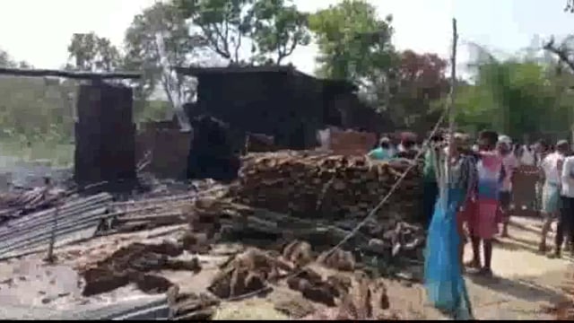 गैस सिलेंडर फटने से लगी भीषण आग, दमकल कर्मियों ने बुझाई आग
