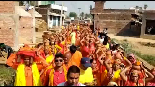 ननाईचक गांव में शिव पार्वती एवं बजरंगबली मंदिर में प्रतिमा की प्राण प्रतिष्ठा को लेकर निकाली गई कलश शोभायात्रा ।