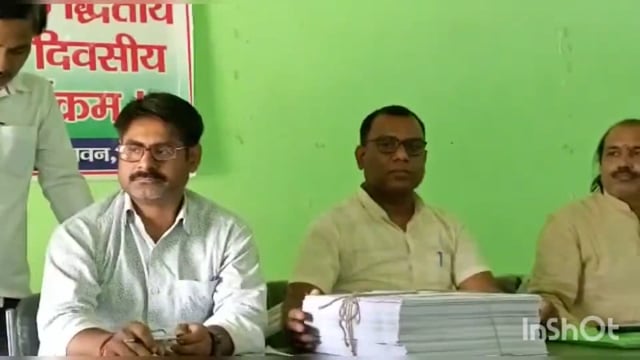 सुगौली में जाति गणना का प्रशिक्षण पूरा होने के बाद प्रगणकों को दी गई डायरी और प्रपत्र।