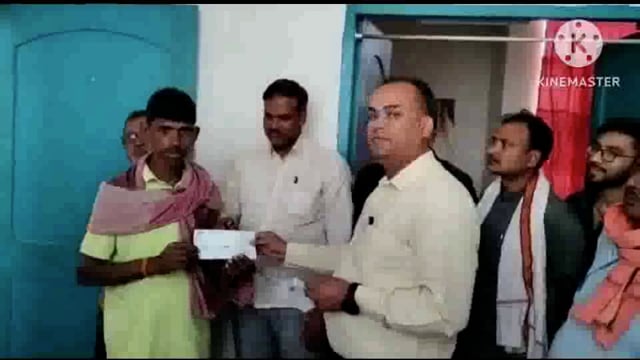 अग्नि पीड़ित परिवारों को अंचल अधिकारी सूरजगढ़ा के द्वारा चेक के माध्यम से दी गई सहायता राशि