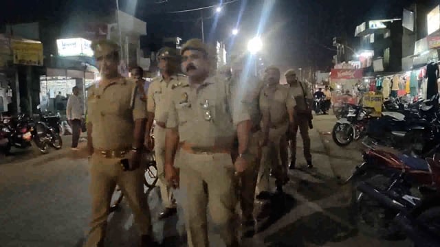 आगामी त्यौहार को सकुशल संपन्न कराने हेतु इटवा पुलिस द्वारा कस्बा इटवा में किया गया पैदल गस्त