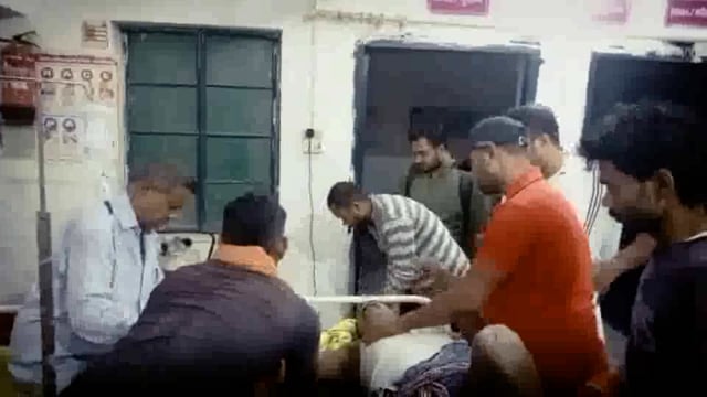 आंनदीपुर नवटोलिया गांव में सांड ने हमला कर एक अधेड़ व्यक्ति को गंभीर रूप से किया जख्मी