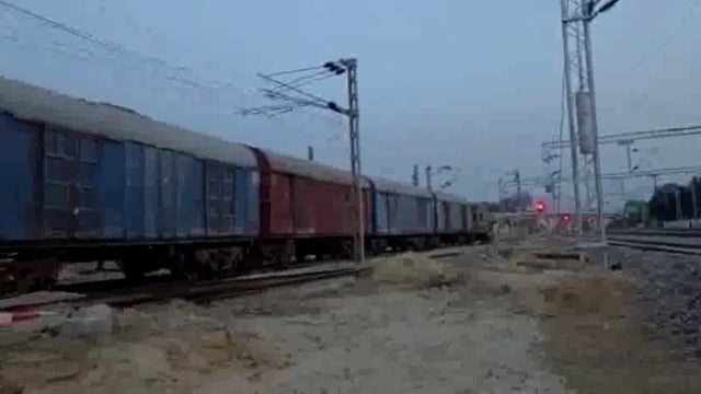 मालगाड़ी के डिब्बे रेलवे ट्रैक से उतरे, आवागमन हुआ बाधित
