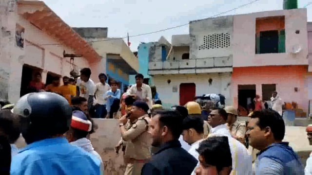 भारतीय गांव में अंबेडकर जयंती शोभायात्रा निकालने को लेकर हुआ विवाद भारी मात्रा में पुलिस बल तैनात