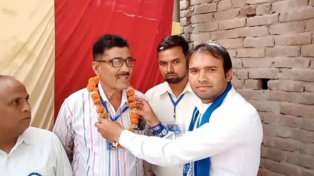 खैर तहसील के क्षेत्र गांव शिवाला में बड़े हर्षोल्लास के साथ बाबा भीमराव अंबेडकर की निकाली जयंती