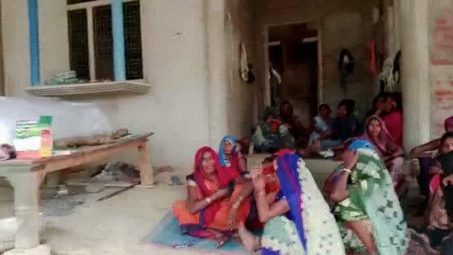 बिजली करंट से दो की मौत, शव अंतिम संस्कार करने से परिजनों ने किया इनकार, विभागीय अधिकारीयों के आने की माँग
थाना नवाबगंज