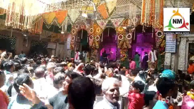  ठाकुर बांके बिहारी जी के दर्शन करने को भक्तों की उमड़ी भारी भीड़, सुर्य की तपिश और भक्तों की भीड़ से घबराए बच्चे।