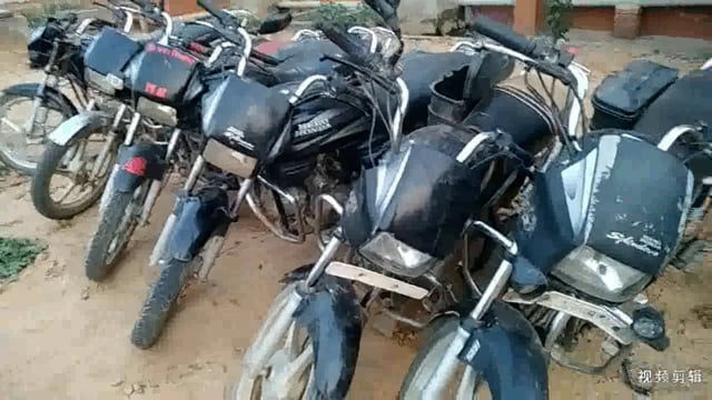 परना डावर पुलिस ने  450 लीटर महुआ शराब के साथ 6 मोटरसाइकिल किया जप्त दो धंधेबाज को किया गिरफ्तार