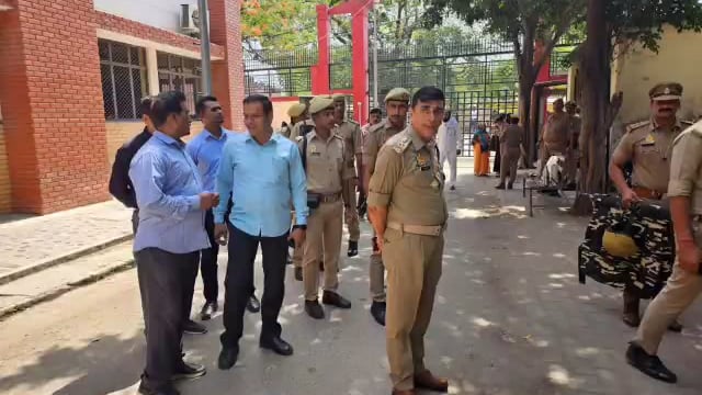 अतीक अहमद गैंग के सदस्यों का कोर्ट में आत्मसमर्पण करने का अलर्ट जारी
कोर्ट में एएसपी समेत भारी पुलिस बल मुस्तैद