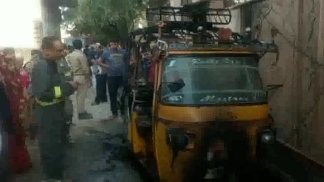 हाई टेंशन लाइन तार टूटकर गिरने से टेंपो व पेड़ में लगी आग