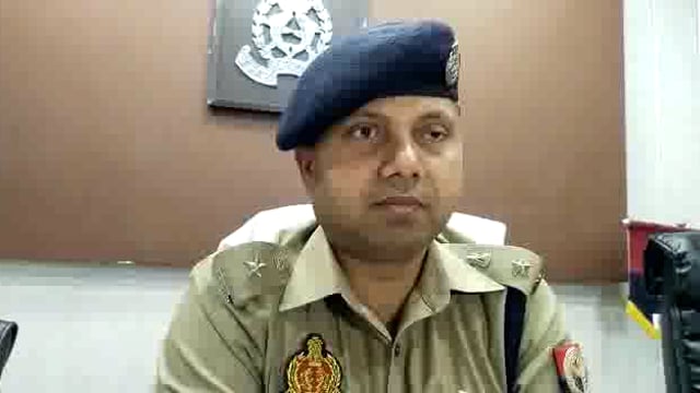 Govardhan police Ne aaveda Hathiyar Banane wali factory Mein chhapa Mara aur Tamam asale aur teen logon girftar Karke ja