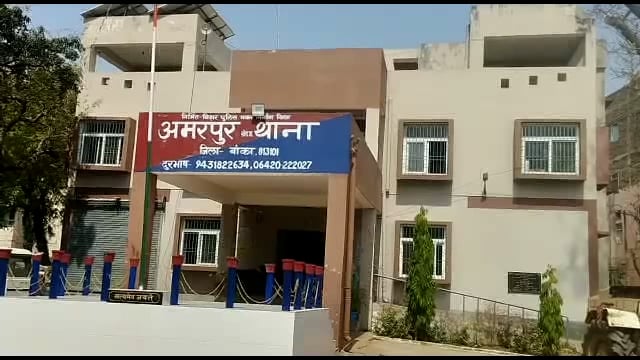 अमरपुर पुलिस ने राजापुर घाट से 3 अवैध बालू लदा ट्रैक्टर किया जप्त ।