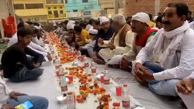 डुमरियागंज मीडिया ऑफिस पर रोजा इफ्तार पार्टी का हुआ आयोजन भारी संख्या में लोग हुए शामिल