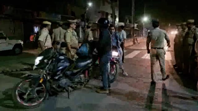 अतीक और अशरफ की हत्या के बाद अलर्ट मूड में आई मथुरा पुलिस चलाया जगह-जगह चेकिंग अभियान