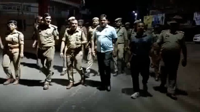 डीएम, एसपी ने किया पैदल गश्त, सुरक्षा कानून व्यवस्था कायम रखने के लिए किया पैदल गश्त