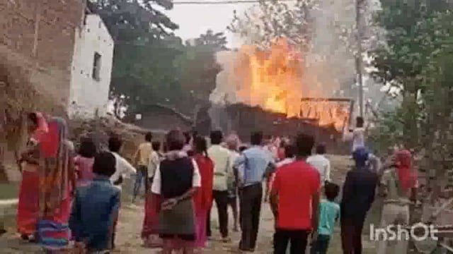 सुगौली--सुकुल पाकड़ पंचायत के बेलवतिया में लगी आग में लाखों की हुई क्षति।
