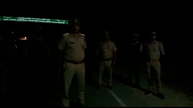 चिल्ला पुलिस ने बांदा-फतेहपुर बॉर्डर में चैकिंग अभियान चलाया