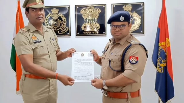 बेहतरीन कार्य करने वाले तीन पुलिसकर्मियों को एसपी ने किया पुरस्कृत