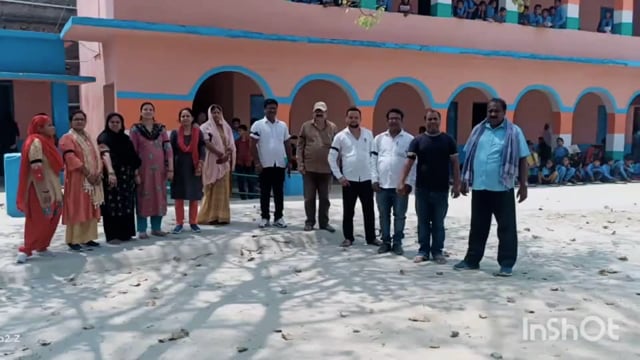 सुगौली प्रखंड के नियोजित शिक्षक राज्यकर्मी का दर्जा नही मिलने पर काली पट्टी बांध पहुँचे स्कूल।