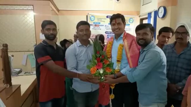 महाराष्ट्र ग्रामीण बँक शाखा नागलगावच्या मॅनेजरची बदली गावकऱ्यांनी दिला निरोप