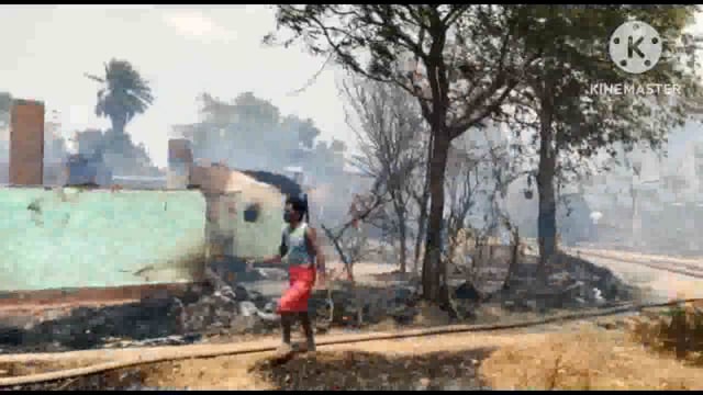 फुल्लीडुमर प्रखंड के तेतरिया गांव में आज मंगलवार 18 अप्रैल 2023 को लगी भीषण आग से एक दर्जन घर जलकर पूरी तरह हुआ राख