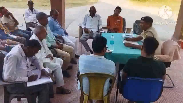 फुल्लीडुमर थाना परिसर में थाना अध्यक्ष द्वारा ईद पर्व को लेकर बुलाई गई शांति समिति की बैठक