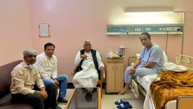 सपा नेता आजम खान की तबीयत बिगड़ने पर इटवा विधायक माता प्रसाद पांडे ने दिल्ली पहुंचकर उनसे मिलकर जाना उनका हाल