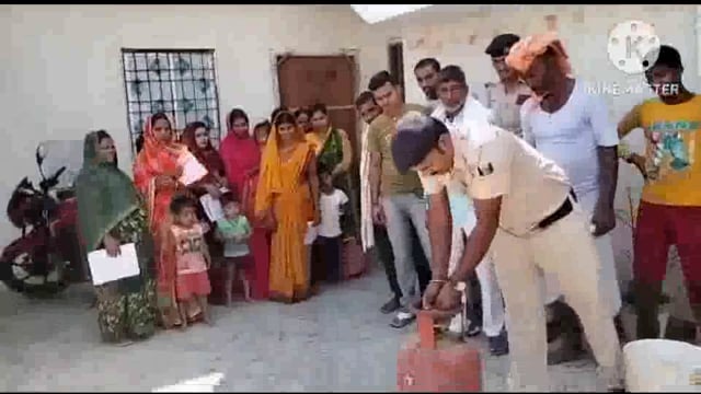 सूरजगढ़ा-अग्निशमन कर्मी के द्वारा मॉक ड्रिल के माध्यम से सिलेंडर में आग लगने पर बताए गए उपाय