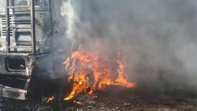 जालौन जिले के उरई में स्टेट हाइवे पर देखते ही देखते जल गए 4 ट्रक दो वाइकें और एक दुकान 