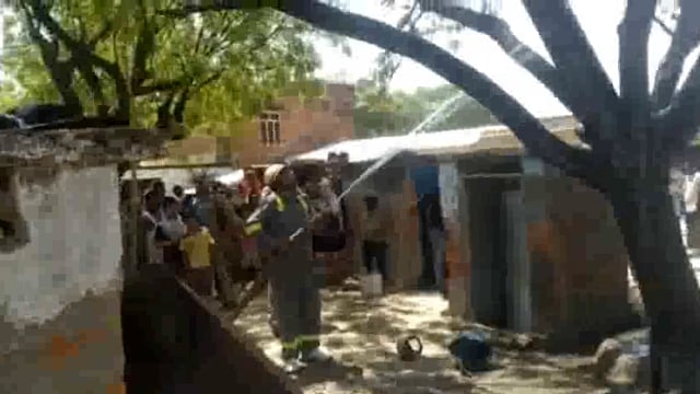 छप्पर मे लगी आग, फायर ब्रिगेड टीम ने आग को बुझाया
