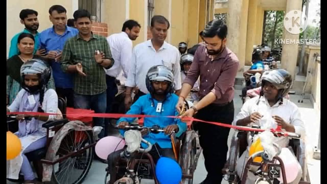फुलपरास अनुमंडलीय बुनियादी केंद्र पर 13 दिव्यांगों के बीच बैटरी चलित ट्राई साइकिल का क्या गया वितरण