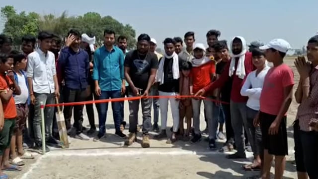 सपा नेता मनीष सिंह ने करहिया में क्रिकेट टूर्नामेंट का किया उद्घाटन कहा खेल से शरीर हमेशा रहता है चुस्त और दुरुस्त