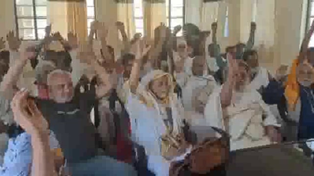 समस्या समाधान ना होने पर आक्रोशित लोगों ने नगर निगम कार्यालय का घेराव कर की नारेबाजी