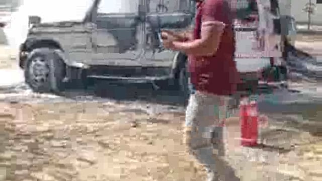 घर पर रखी अरहर की फसल मे अज्ञात ने लगाई आग बगल में खड़ी बोलोरो गाड़ी जलकर हुई खाक