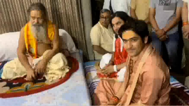 बागेश्वर धाम सरकार धीरेंद्र शास्त्री पहुंचे वृंदावन उनकी एक झलक पाने को भीड उमडी